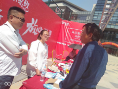 商务局领导在活动期间现场指导工作